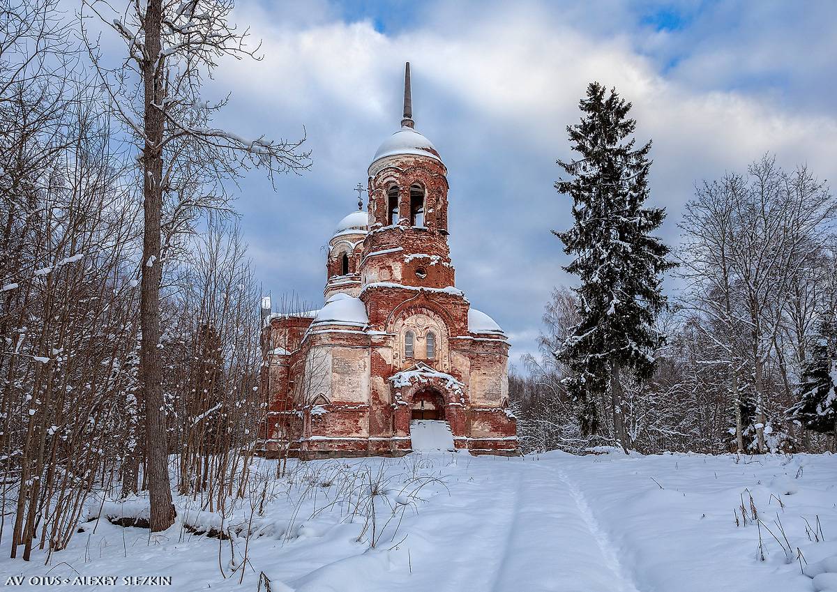 общий вид в ландшафте. Церковь Троицы Живоначальной, Язвищи (Окуловский район, Новгородская область)