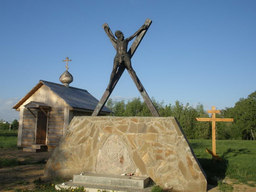 Часовня Андрея Первозванного, Сергиев Посад (Сергиево-Посадский городской округ, Московская область). дополнительная информация, На переднем плане - памятник Андрею Первозванному, на дальнем - часовня.