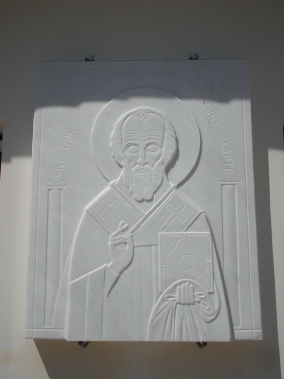 Церковь Николая Чудотворца при в/ч 14258, Шарапово (Сергиево-Посадский городской округ, Московская область). дополнительная информация, Изображение святителя Николая Чудотворца у входа в храм