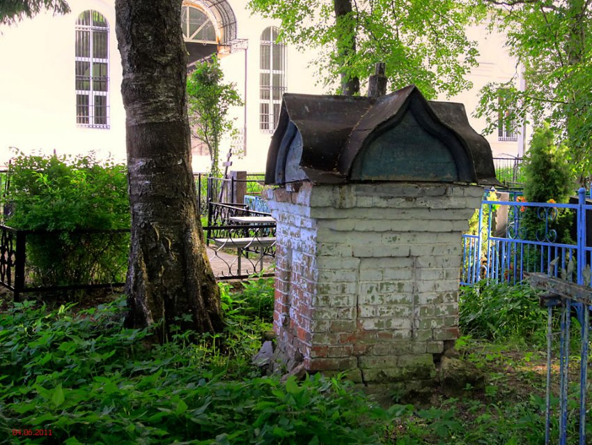 Часовенный столб, Ваулово (Чеховский городской округ, Московская область). фасады