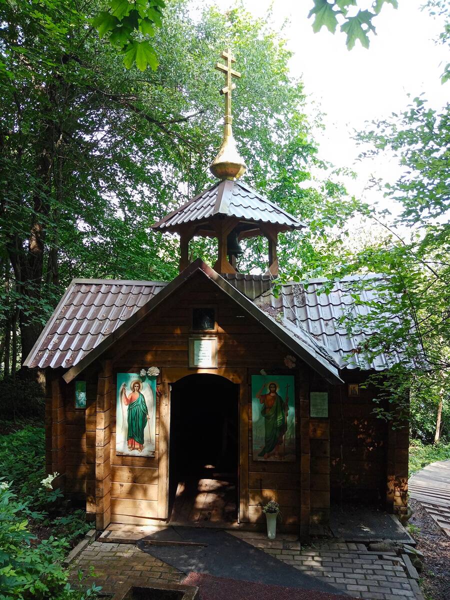 Часовня-купальня Иоанна Предтечи, Дунино (Одинцовский городской округ и ЗАТО Власиха, Краснознаменск, Московская область). общий вид в ландшафте