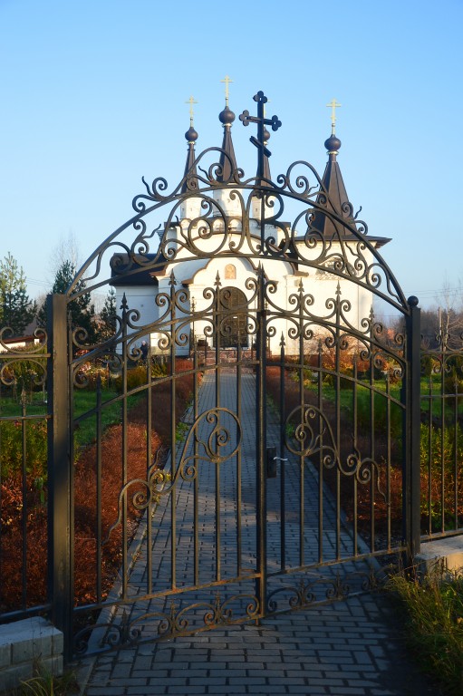 Церковь Серафима Саровского, Уваровка (Можайский городской округ, Московская область). архитектурные детали, Воротота церковной ограды