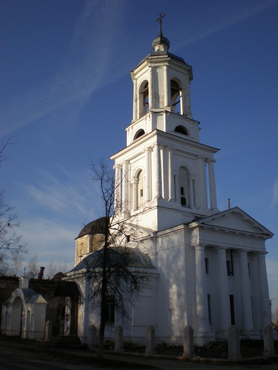 Рамешки. Церковь Александра Невского. общий вид в ландшафте