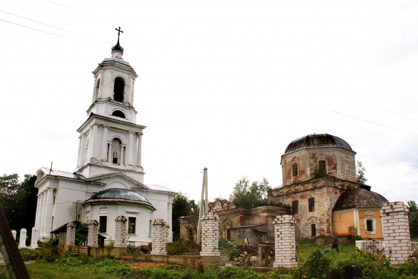 Рамешки. Церковь Александра Невского. общий вид в ландшафте