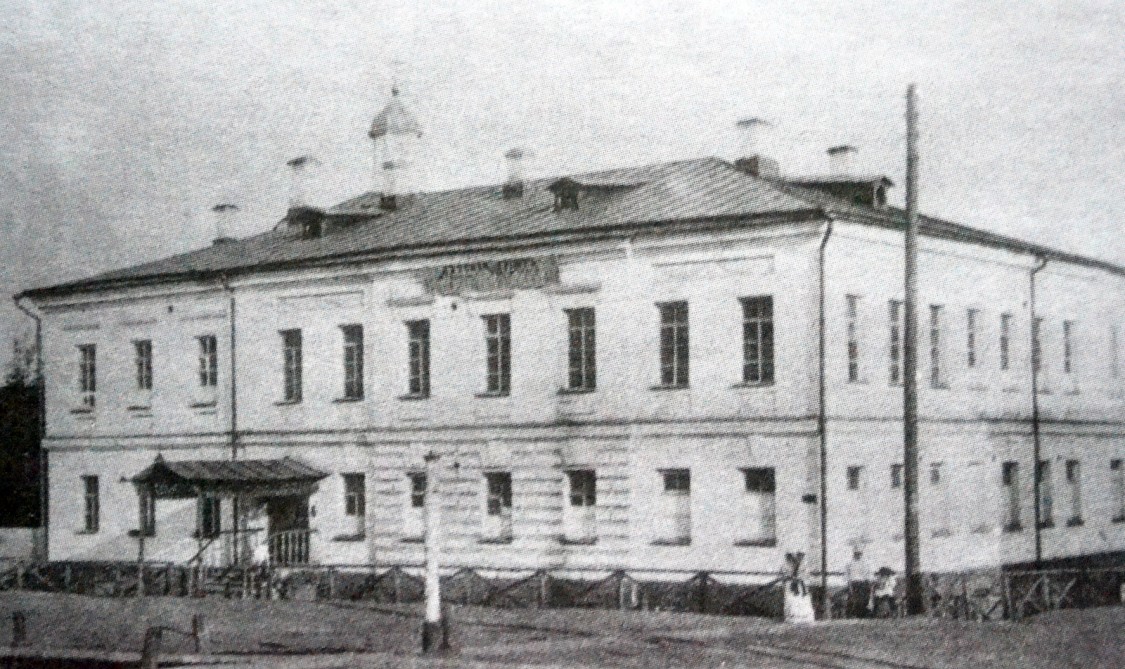 Домовая церковь Благовещения Пресвятой Богородицы при бывшем Мариинском детском приюте, Вятка (Киров) (Вятка (Киров), город, Кировская область). архивная фотография, Здание Мариинского детского приюта, вид с севера. Слева видна главка домовой церкви. Фото до 1917 г. Из книги В.Любимова 