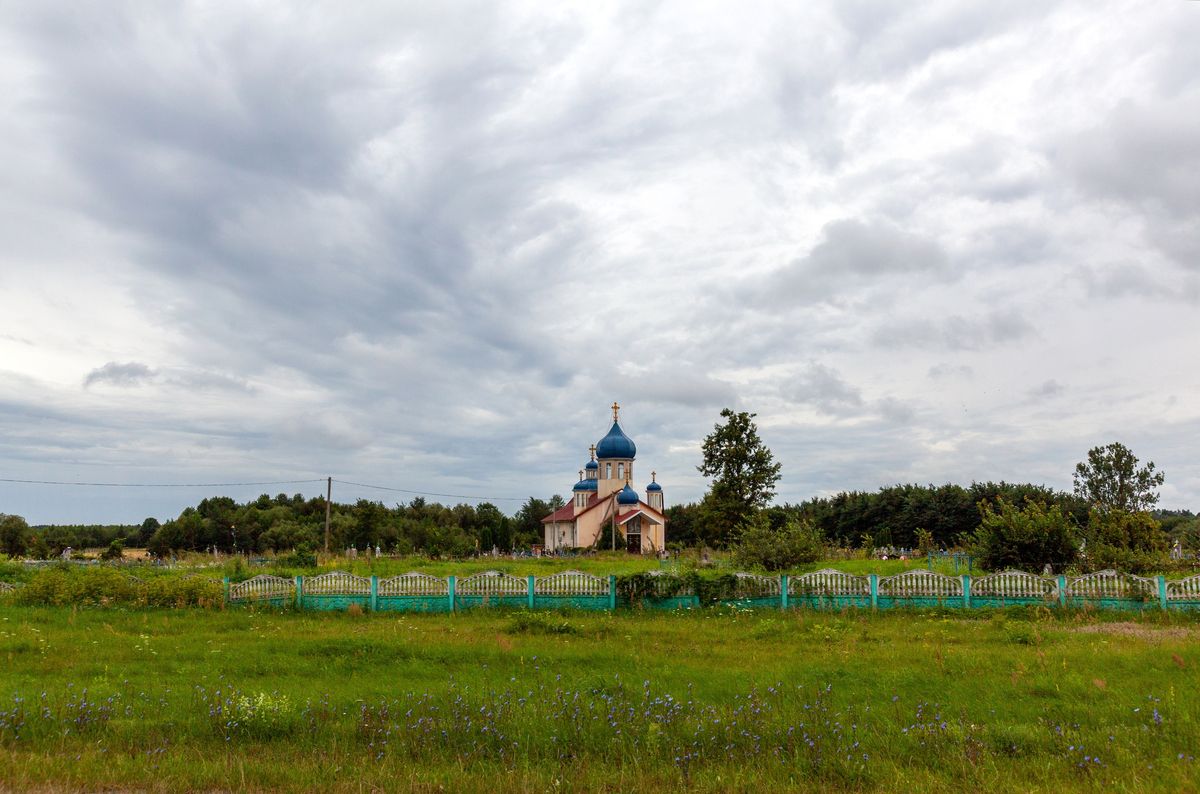 Церковь Воздвижения Креста Господня, Гощево (Ивацевичский район, Беларусь, Брестская область). общий вид в ландшафте