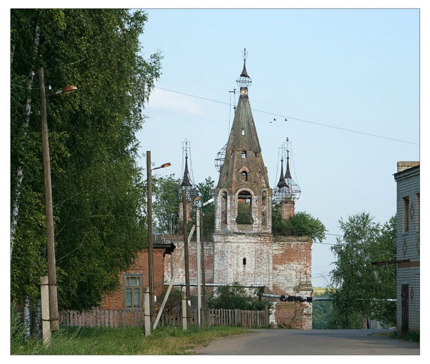 Стогинское. Церковь Димитрия Солунского. общий вид в ландшафте