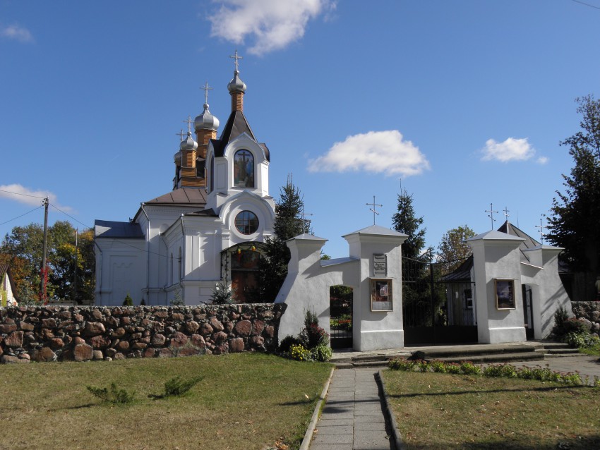 Церковь Воздвижения Креста Господня, Высокое (Каменецкий район, Беларусь, Брестская область). общий вид в ландшафте