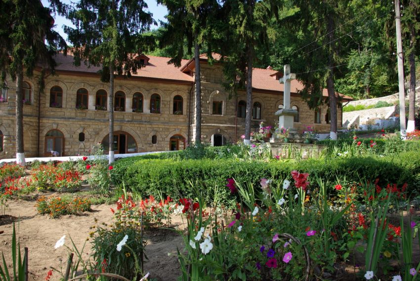 Троицкий женский монастырь, Рудь (Сорокский район, Молдова). общий вид в ландшафте