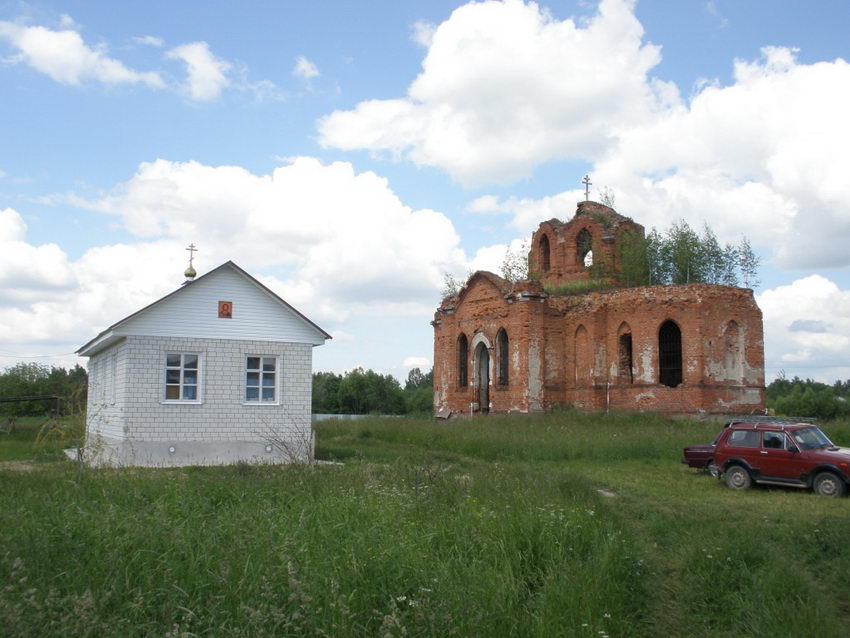 Сретенский скит, Тихонова пустынь (Калуга, город, Калужская область). фасады, Вид с востока. Слева - часовня, справа - Сретенский храм.