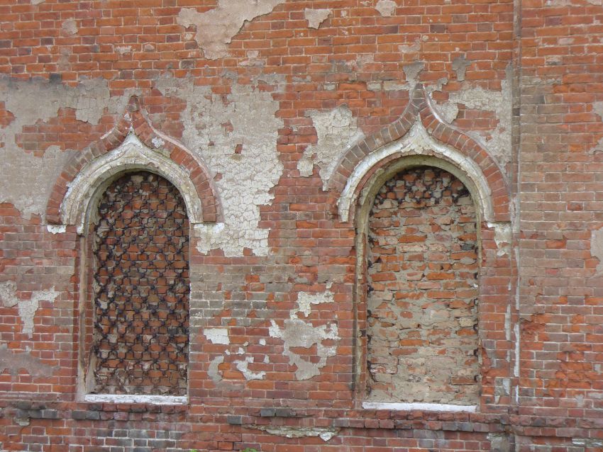 Покровское. Церковь Покрова Пресвятой Богородицы. архитектурные детали, Заложенные кирпичом окна трапезной (северная сторона, два правых окна).