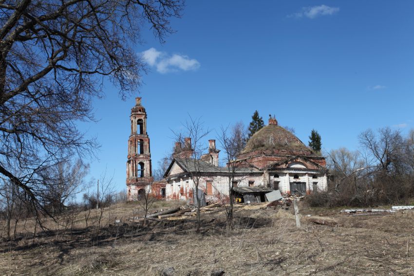 Храмовый комплекс.Церкви Успения Пресвятой Богородицы и Воскресения Словущего, Верзино (Борисоглебский район, Ярославская область). общий вид в ландшафте