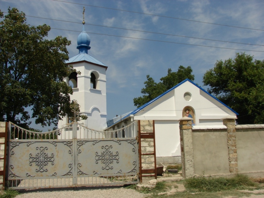 Старый Крым. Церковь Пантелеимона Целителя. общий вид в ландшафте