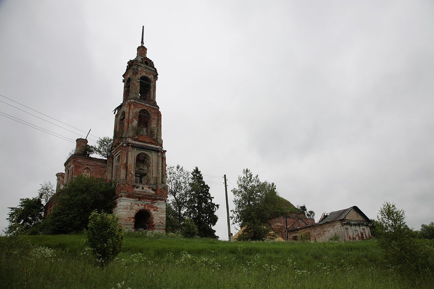 Верзино. Храмовый комплекс.Церкви Успения Пресвятой Богородицы и Воскресения Словущего. общий вид в ландшафте