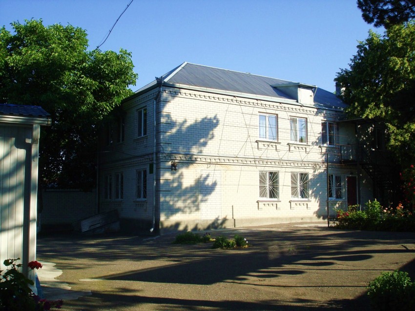 Церковь Успения Пресвятой Богородицы, Горячеводский (Пятигорск, город, Ставропольский край). дополнительная информация, Церковная школа расположена во дворе церкви.