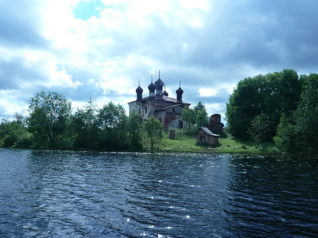 Макариева Хергозерская пустынь, Макарий, урочище (Каргопольский район, Архангельская область). общий вид в ландшафте, Келья на берегу Хергозера