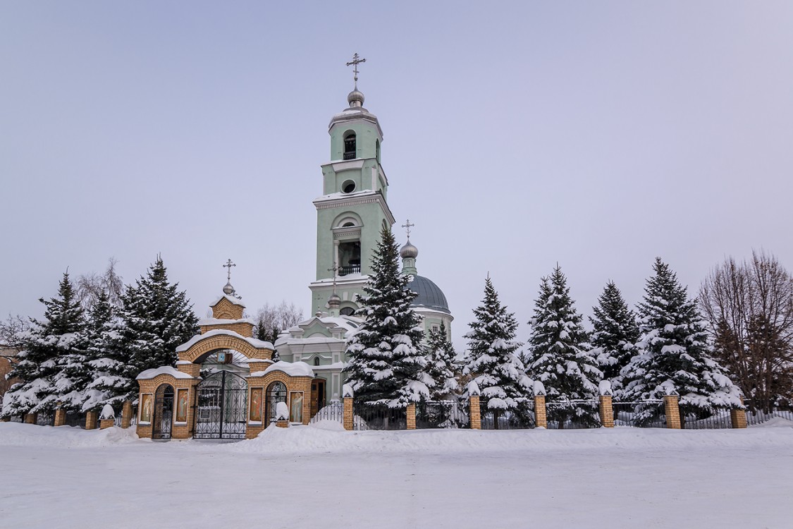Екатериновка. Церковь Троицы Живоначальной. общий вид в ландшафте