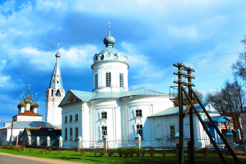 Писцово. Храмовый комплекс. Церкви Рождества Пресвятой Богородицы и Троицы Живоначальной. фасады, Вид с северо-запада: Троицкий собор, колокольня и храм Рождества Пресвятой Богородицы