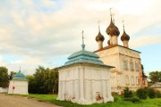 Храмовый комплекс. Церкви Рождества Пресвятой Богородицы и Троицы Живоначальной, Вид с юго-запада: Троицкая часовня, Пятницкая часовня и Троицкий собор<br>, Писцово, Комсомольский район, Ивановская область