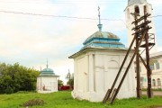 Храмовый комплекс. Церкви Рождества Пресвятой Богородицы и Троицы Живоначальной, Вид с севера: слева - Пятницкая часовня, справа - Троицкая часовня<br>, Писцово, Комсомольский район, Ивановская область