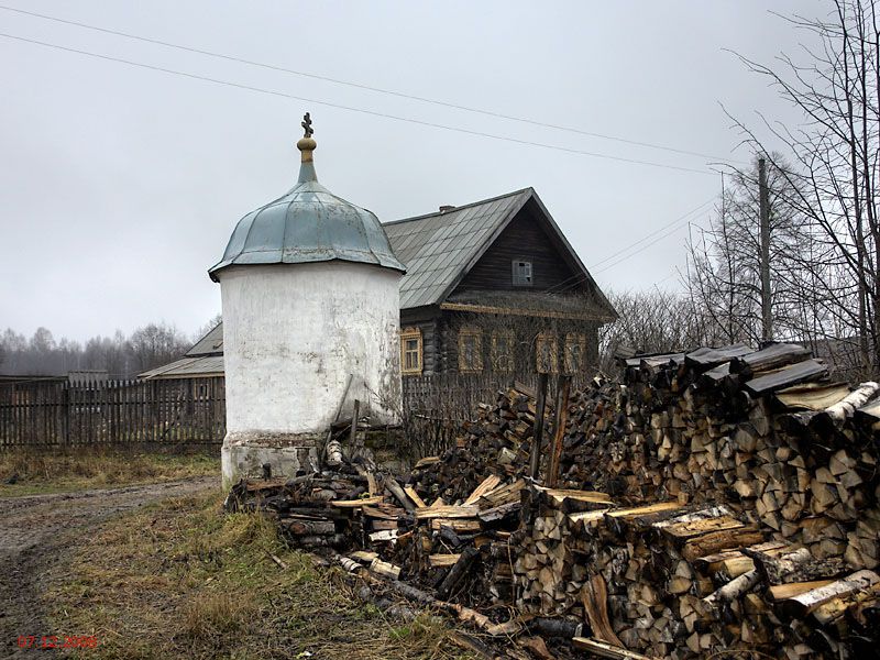 Часовня Иверской иконы Божией Матери, Флоровское (Большесельский район, Ярославская область). общий вид в ландшафте