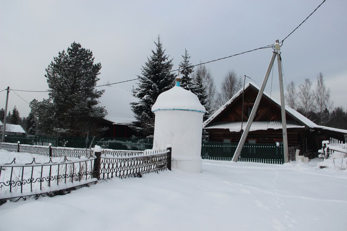 общий вид в ландшафте. Часовня Иверской иконы Божией Матери, Флоровское (Большесельский район, Ярославская область)