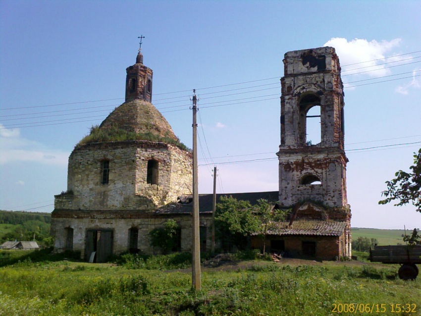 Церковь Троицы Живоначальной, Тормасово (Ефремов, город, Тульская область). общий вид в ландшафте, На момент съёмки здание использовалось по сельхоз нужды.