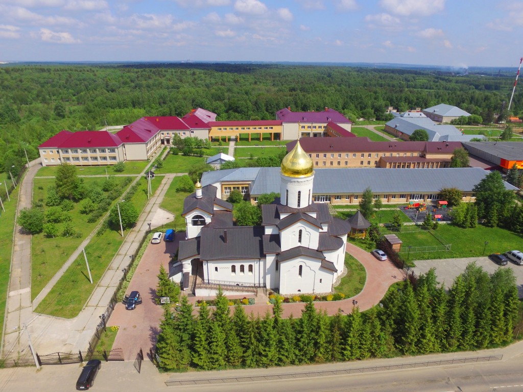 Церковь Явления Пресвятой Богородицы Сергию и Михею Радонежским при детском доме для слепоглухих детей, Сергиев Посад (Сергиево-Посадский городской округ, Московская область). общий вид в ландшафте, Вид с юга, фото с квадрокоптера