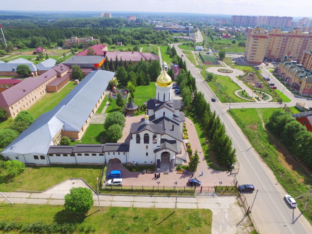 Сергиев Посад. Церковь Явления Пресвятой Богородицы Сергию и Михею Радонежским при детском доме для слепоглухих детей. общий вид в ландшафте, Вид с запада, фото с квадрокоптера