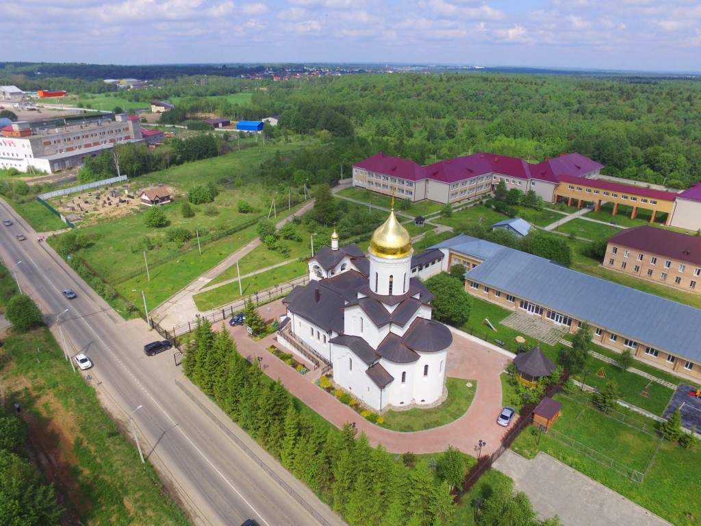 Церковь Явления Пресвятой Богородицы Сергию и Михею Радонежским при детском доме для слепоглухих детей, Сергиев Посад (Сергиево-Посадский городской округ, Московская область). общий вид в ландшафте, Вид с юго-востока, фото с квадрокоптера