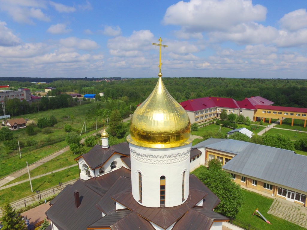 Церковь Явления Пресвятой Богородицы Сергию и Михею Радонежским при детском доме для слепоглухих детей, Сергиев Посад (Сергиево-Посадский городской округ, Московская область). архитектурные детали, Завершение храма, фото с квадрокоптера