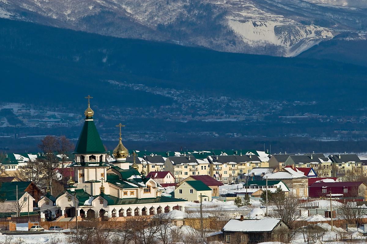 общий вид в ландшафте. Церковь Александра Невского, Троицкое (Анива, город, Сахалинская область)