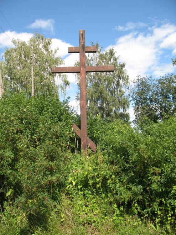 Церковь Рождества Христова, Нылга (Увинский район, Республика Удмуртия). дополнительная информация, Памятный крест во дворе