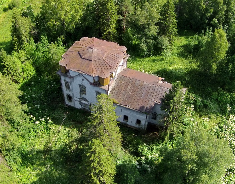 Церковь Николая Чудотворца, Жуковская (Ловзанга) (Каргопольский район, Архангельская область). общий вид в ландшафте, Вид на церковь в Ловзанге с высоты