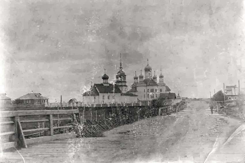 Церковь Благовещения Пресвятой Богородицы, Осташевская (Каргопольский район, Архангельская область). архивная фотография, На заднем плане сгоревшая Ильинская церковь
Фотография с сайта http://arch-heritage.livejournal.com/457833.html