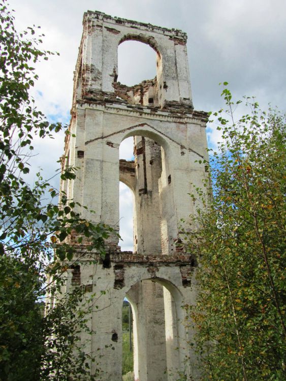 Церковь Собора Пресвятой Богородицы, Мостовая (Каргопольский район, Архангельская область). фасады, вид на колокольню со стен основного объема, видны следы примыкания трапезной и галереи верхней церкви