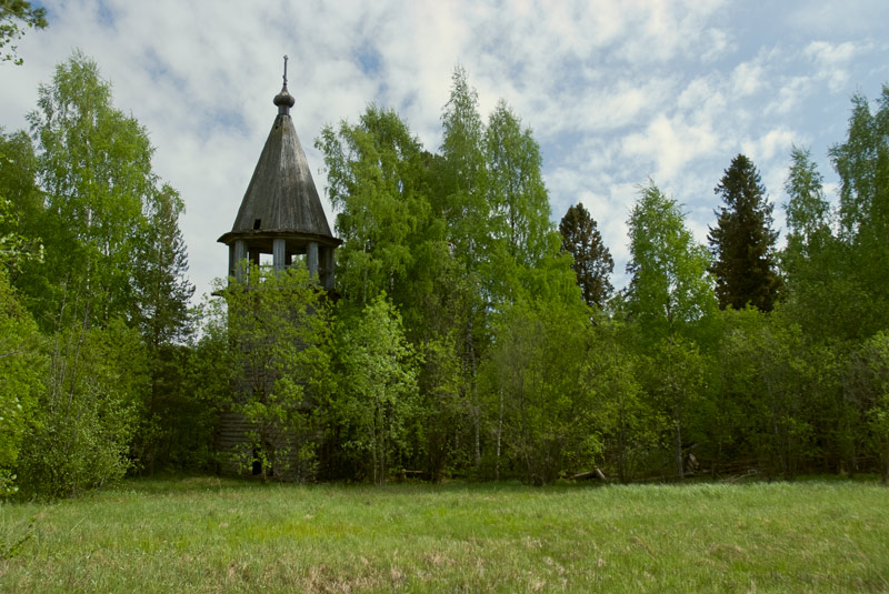 Лукостров. Церковь Илии Пророка и Трех святителей. общий вид в ландшафте