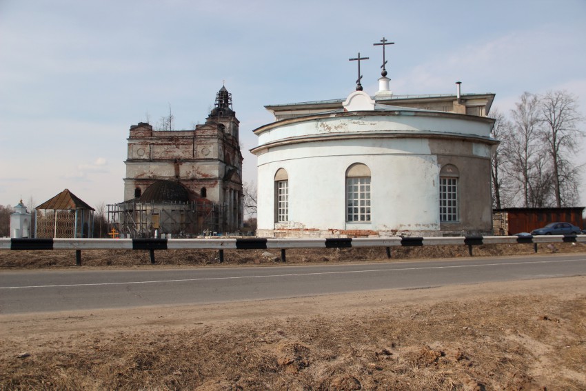 Николо-Корма. Храмовый комплекс. Церкви Николая Чудотворца и Введения во храм Пресвятой Богородицы. общий вид в ландшафте