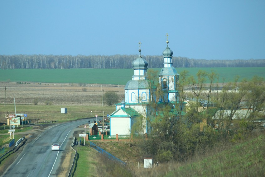 Церковь Богоявления Господня (старая), Прислониха (Карсунский район, Ульяновская область). общий вид в ландшафте, Вид с холма при въезде в Прислониху со стороны Ульяновска