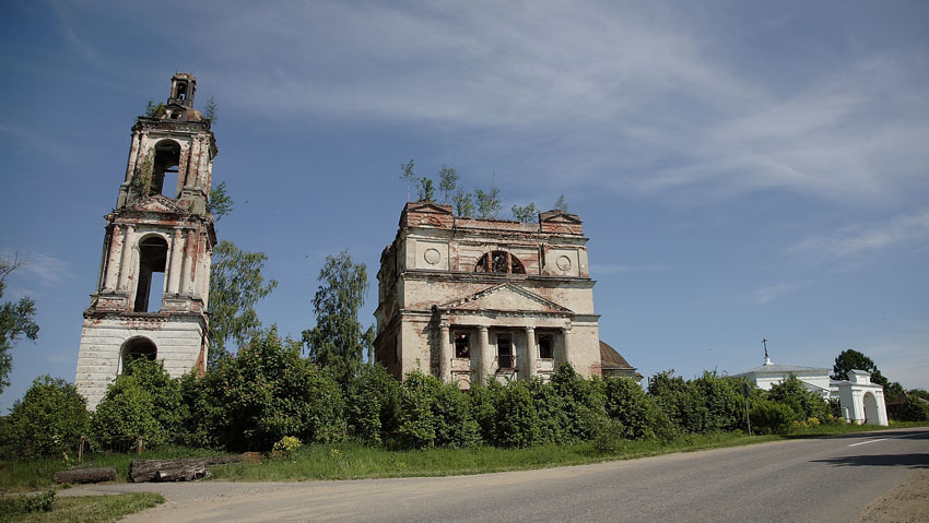 Николо-Корма. Храмовый комплекс. Церкви Николая Чудотворца и Введения во храм Пресвятой Богородицы. общий вид в ландшафте