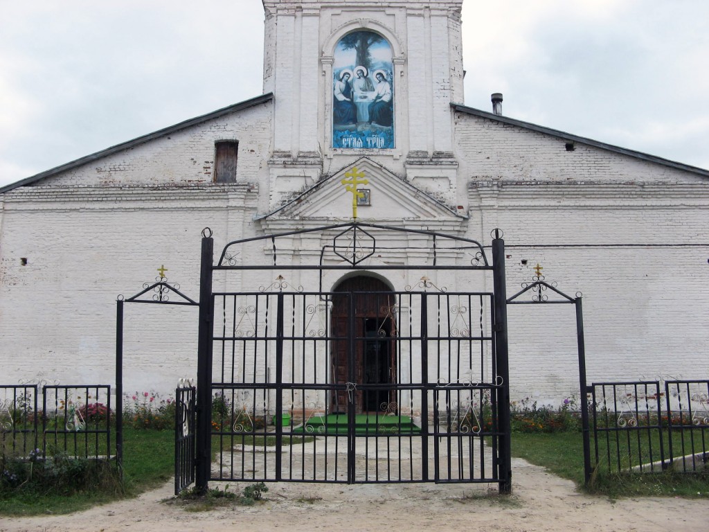 Аламасово. Церковь Троицы Живоначальной. архитектурные детали, Западный фасад церкви с главными вратами 