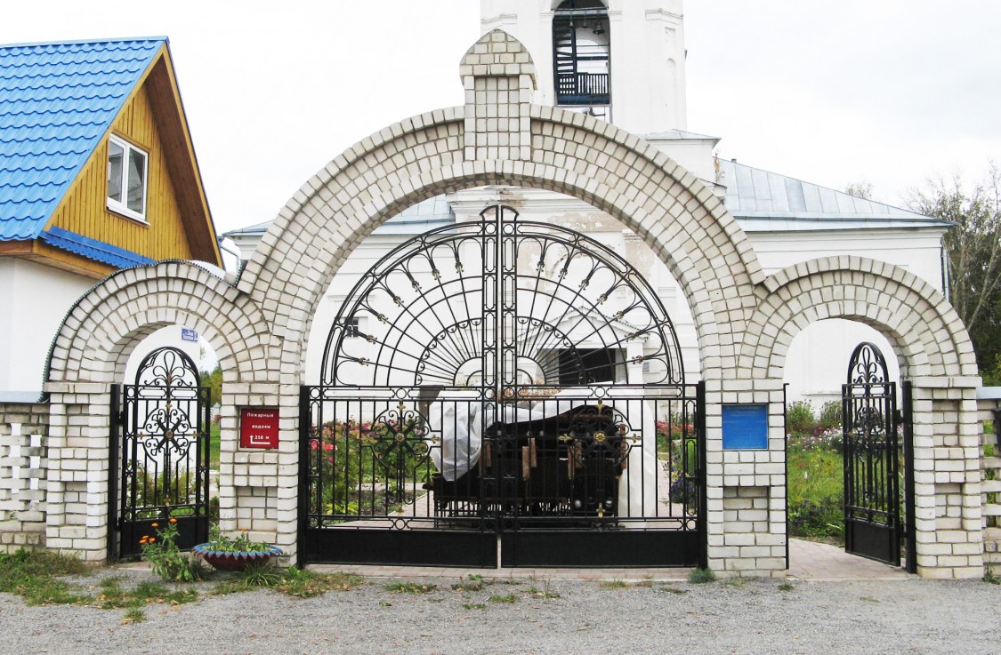 Церковь Покрова Пресвятой Богородицы, Нарышкино (Вознесенский район, Нижегородская область). дополнительная информация, Главные врата ограды церкви