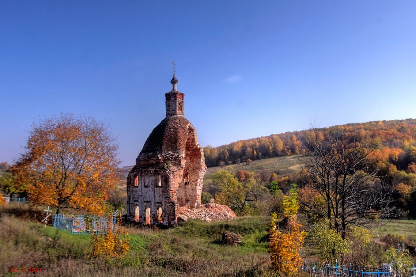 Маслово. Церковь Михаила Архангела. общий вид в ландшафте