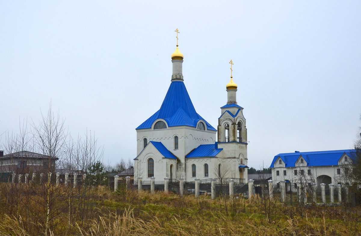 общий вид в ландшафте. Церковь Иверской иконы Божией Матери, Трусово (Солнечногорский городской округ, Московская область)