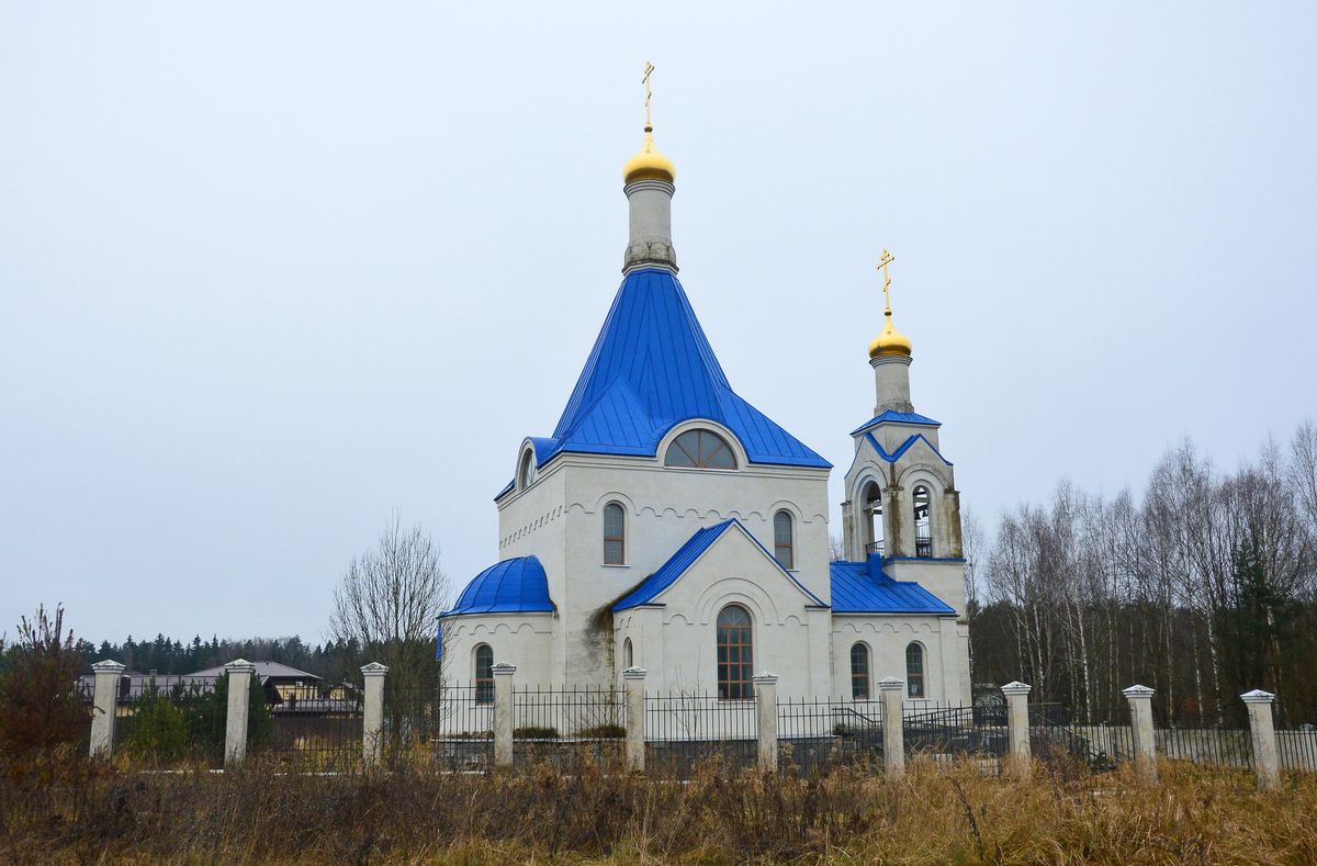 общий вид в ландшафте. Церковь Иверской иконы Божией Матери, Трусово (Солнечногорский городской округ, Московская область)