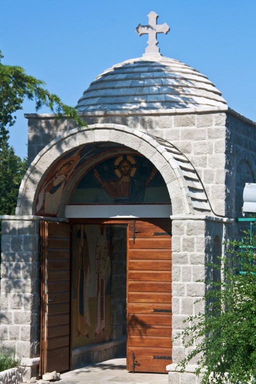 Монастырь Режевичи, Режевичи (Черногория, Прочие страны). архитектурные детали, вход на территорию монастыря