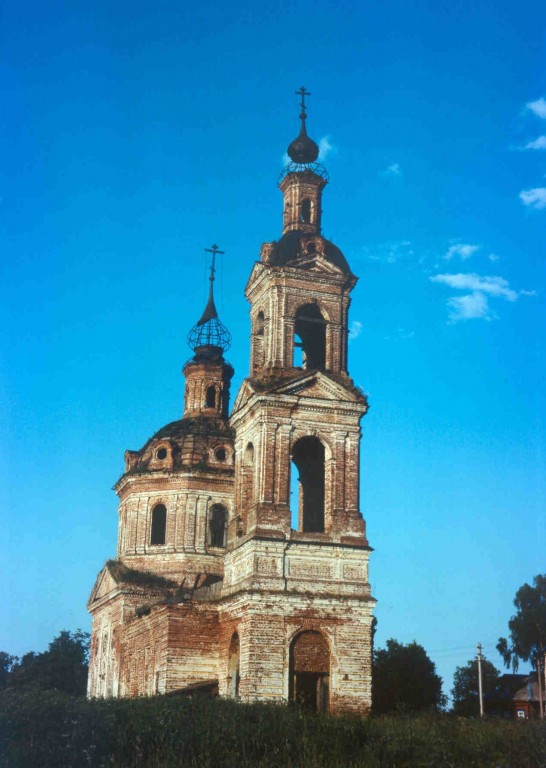 Андреевское. Церковь Покрова Пресвятой Богородицы. фасады, снимал в 1996 году
