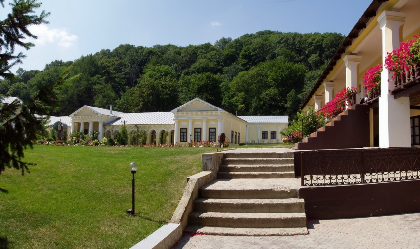 Параскевиевский монастырь, Бурсук (Хынку) (Ниспоренский район, Молдова). общий вид в ландшафте