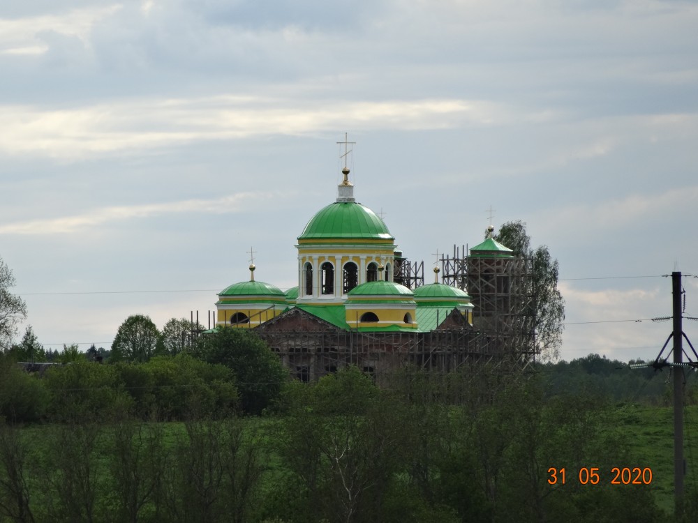 Федяево. Церковь Троицы Живоначальной. фасады, Троицкая церковь вид с дороги р 134