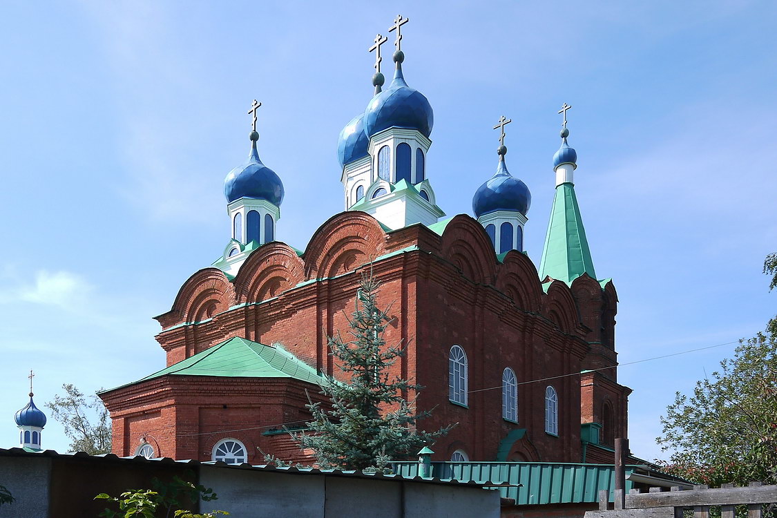 Каменск-Уральский. Церковь Покрова Пресвятой Богородицы в Волкове. фасады, Вид с северо-востока (с тропинки за церковной оградой)